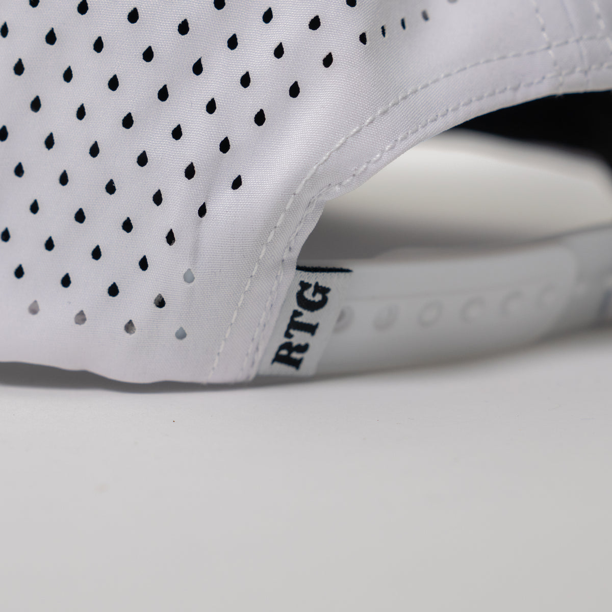 Fairway Performance Cap | Black & White